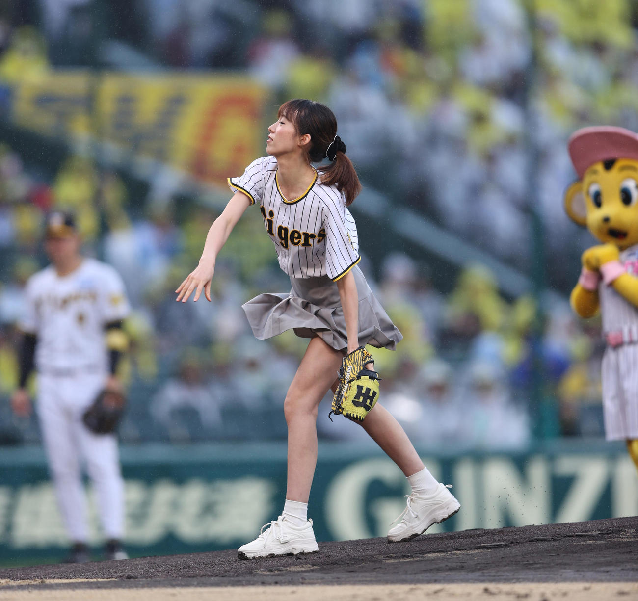 阪神対中日　試合前、ファーストピッチセレモニーに臨むわらし。さん（撮影・上山淳一）