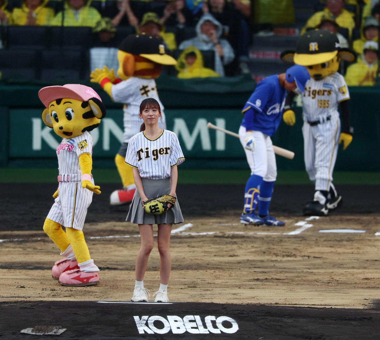 阪神対中日　始球式を行ったわらし。さん（撮影・加藤哉）