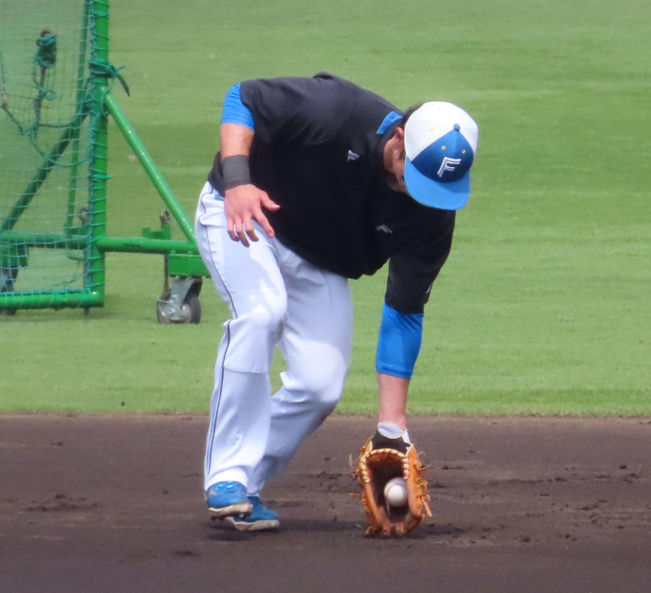 日本ハム対オイシックス　試合前に二塁でノックを受ける日本ハム江越（撮影・黒須亮）