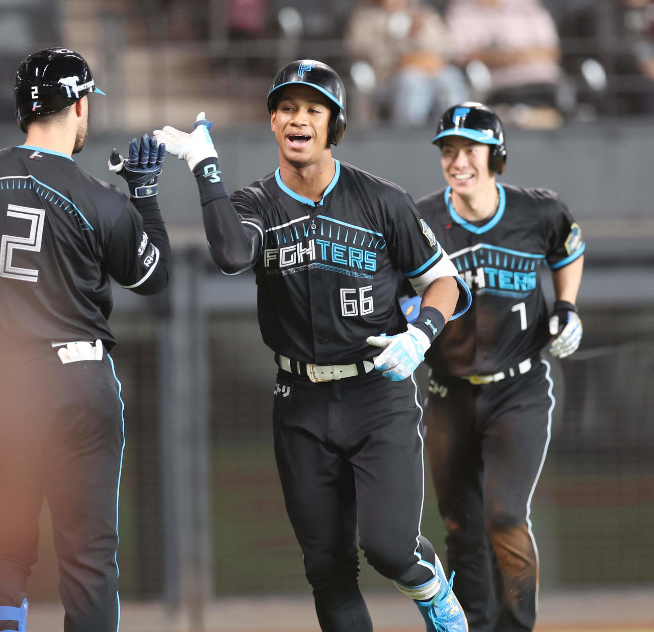 日本ハム対ロッテ　4回裏日本ハム1死一塁、左越え2点本塁打を放ち笑顔で生還する万波（撮影・黒川智章）