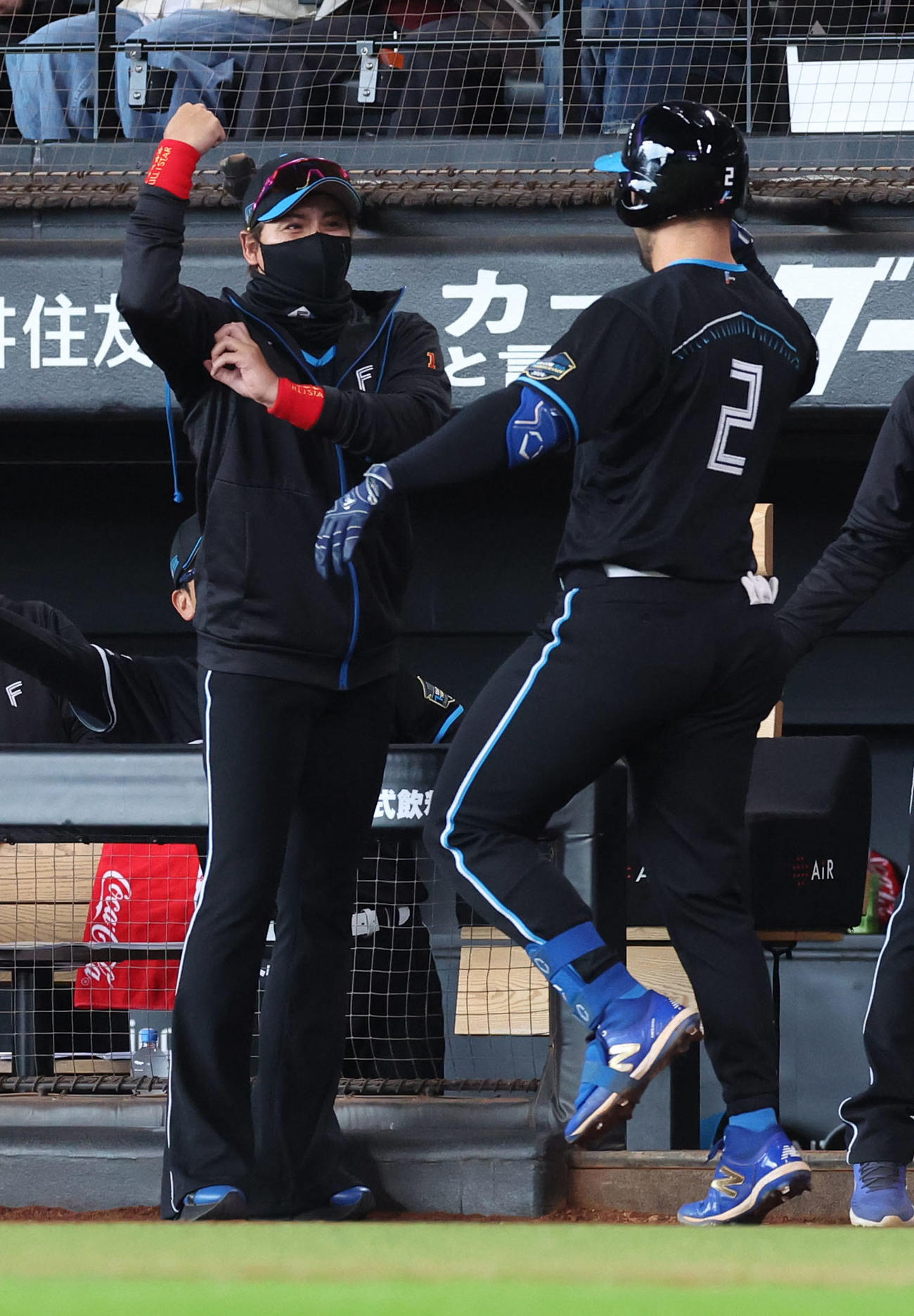 日本ハム対ロッテ　4回裏日本ハム1死、新庄監督（左）は左越え本塁打を放ったマルティネスを出迎える（撮影・佐藤翔太）