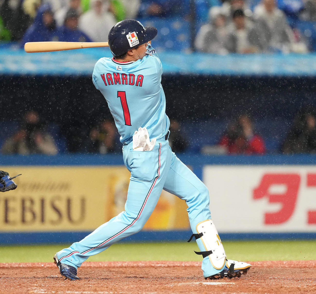 ヤクルト対DeNA 2回裏ヤクルト無死一、二塁、左前適時打を放つ山田（撮影・鈴木みどり）