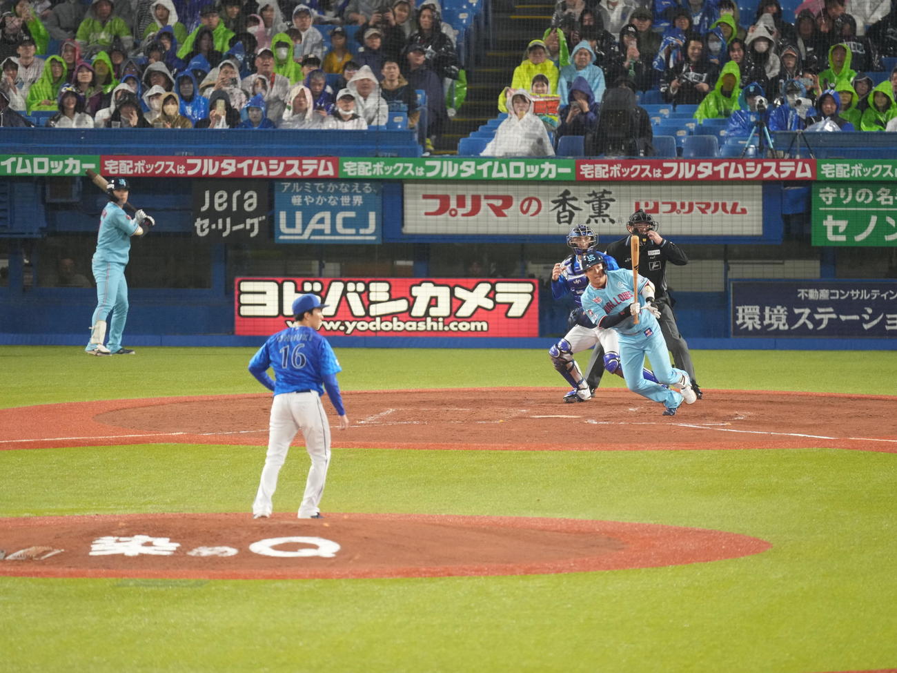 ヤクルト対DeNA 2回裏無死一、二塁、山田哲人は左前適時打を放つ（撮影・小沢裕）