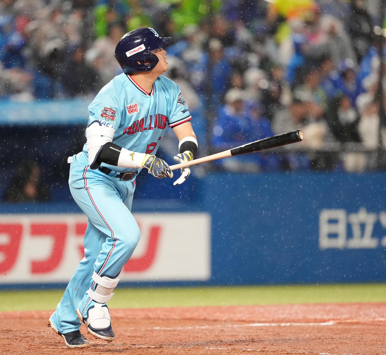 ヤクルト対DeNA 4回裏ヤクルト無死、中越えソロ本塁打を放つ村上（撮影・鈴木みどり）
