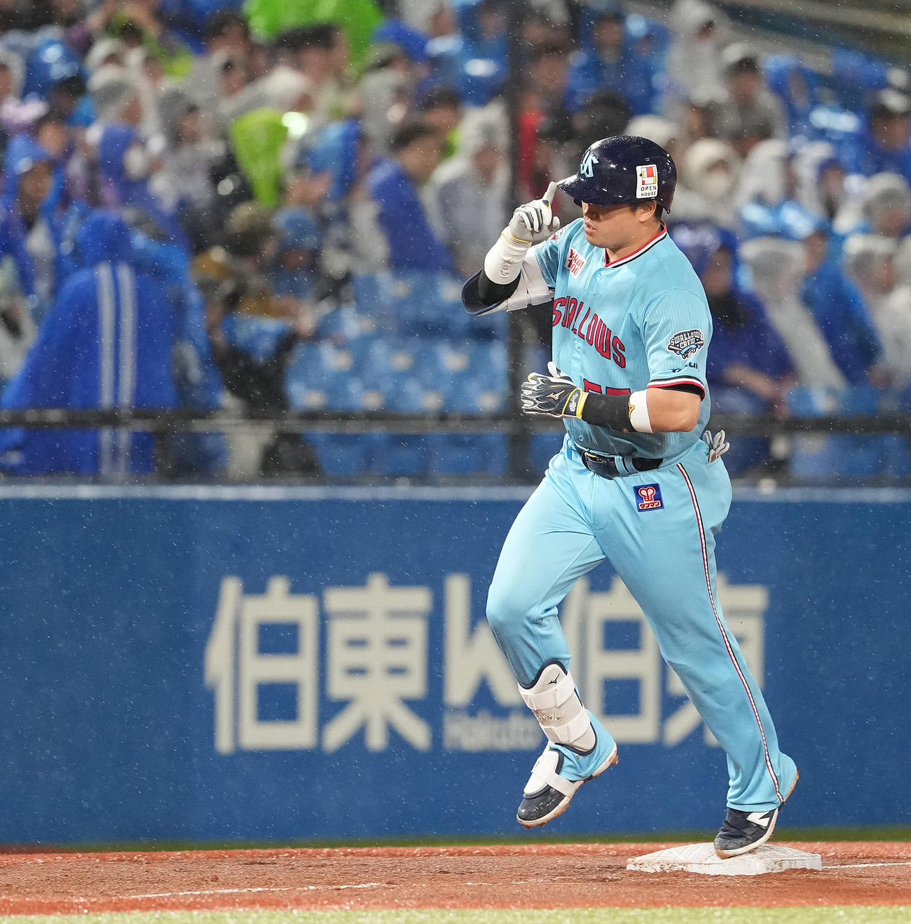 ヤクルト対DeNA 4回裏ヤクルト無死、中越えソロ本塁打を放ち、ダイヤモンドをまわる村上（撮影・鈴木みどり）