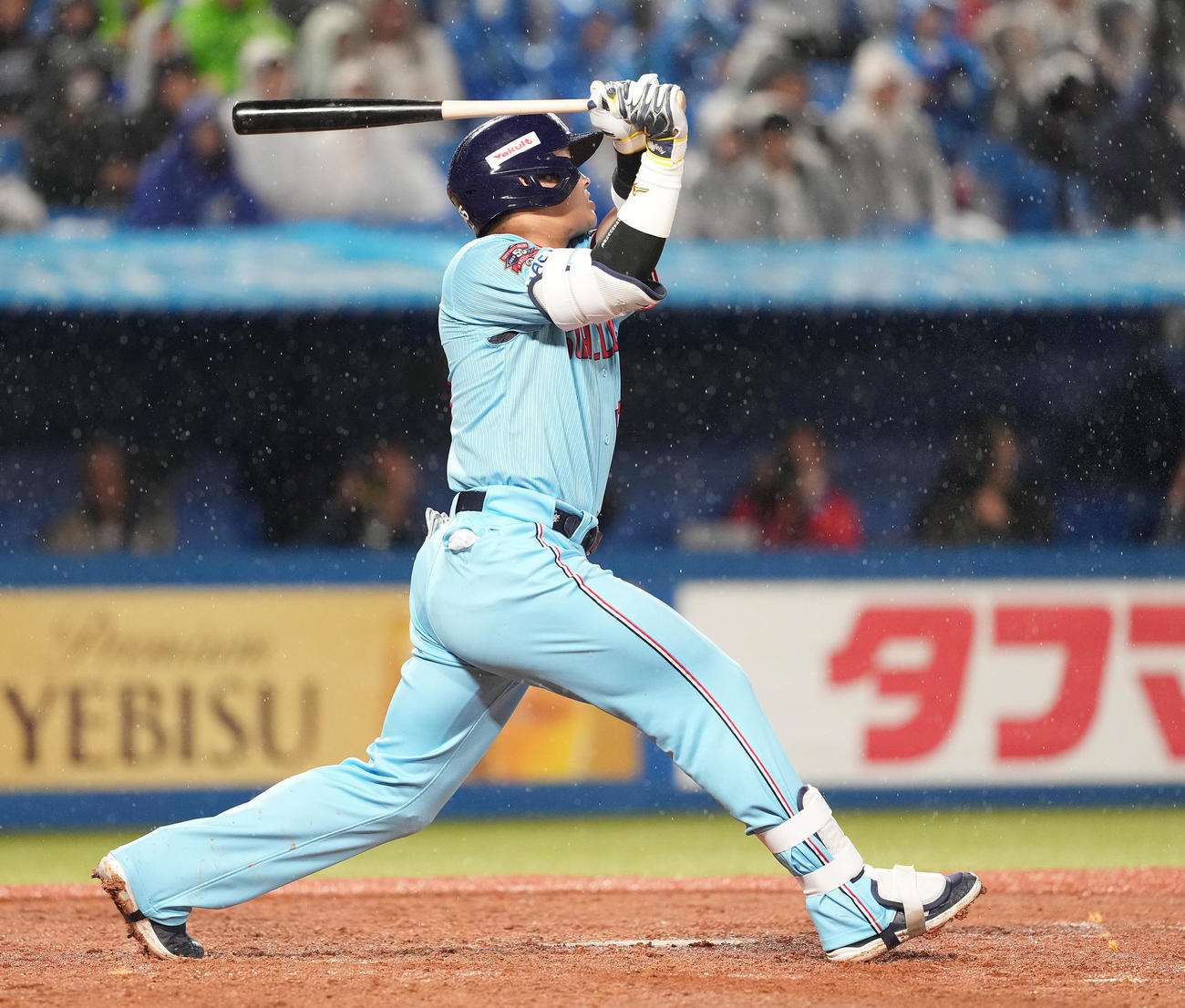 ヤクルト対DeNA 4回裏ヤクルト無死、中越えソロ本塁打を放つ村上（撮影・鈴木みどり）