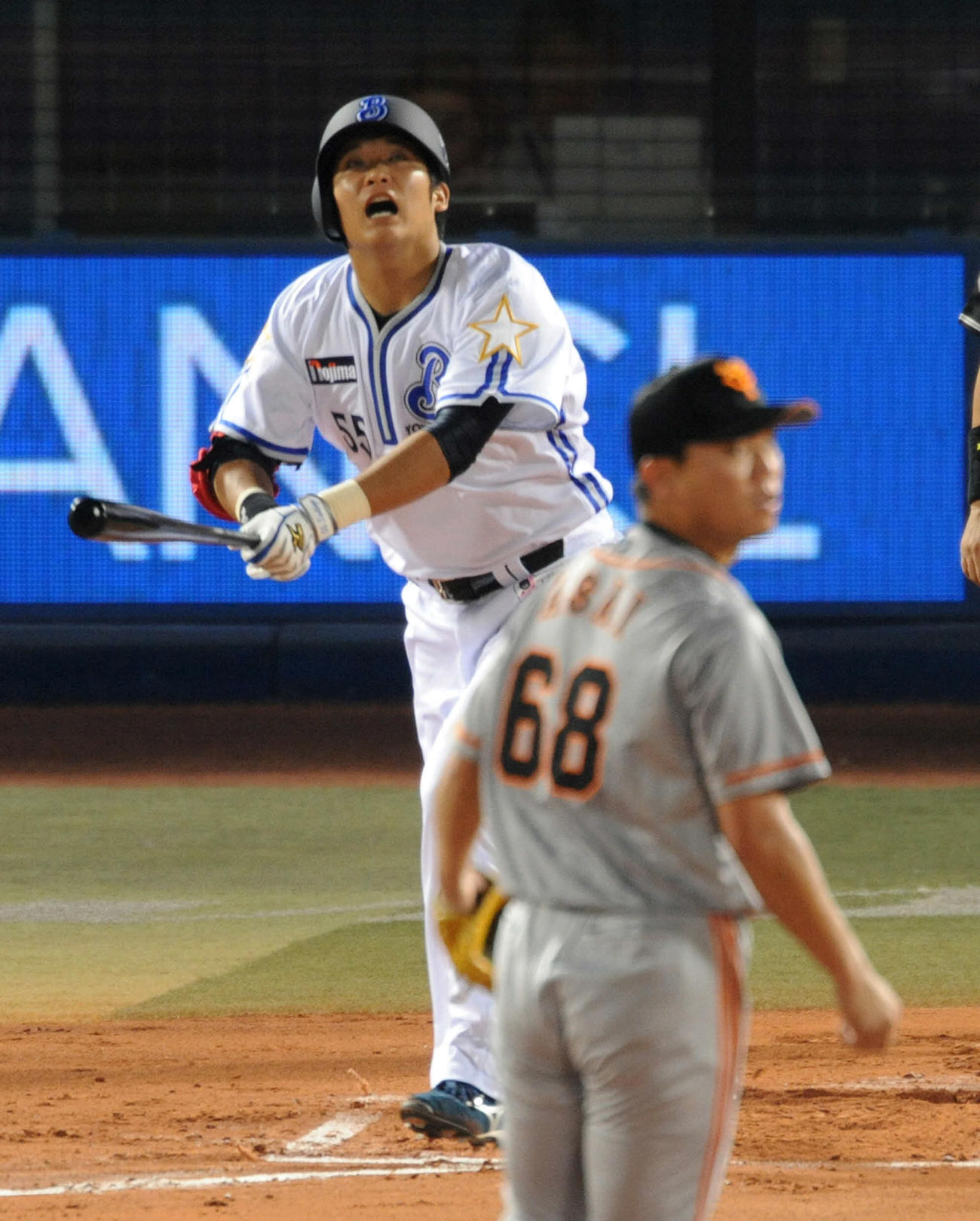 10年10月5日、プロデビュー戦となった巨人戦で中飛に倒れる横浜筒香嘉智