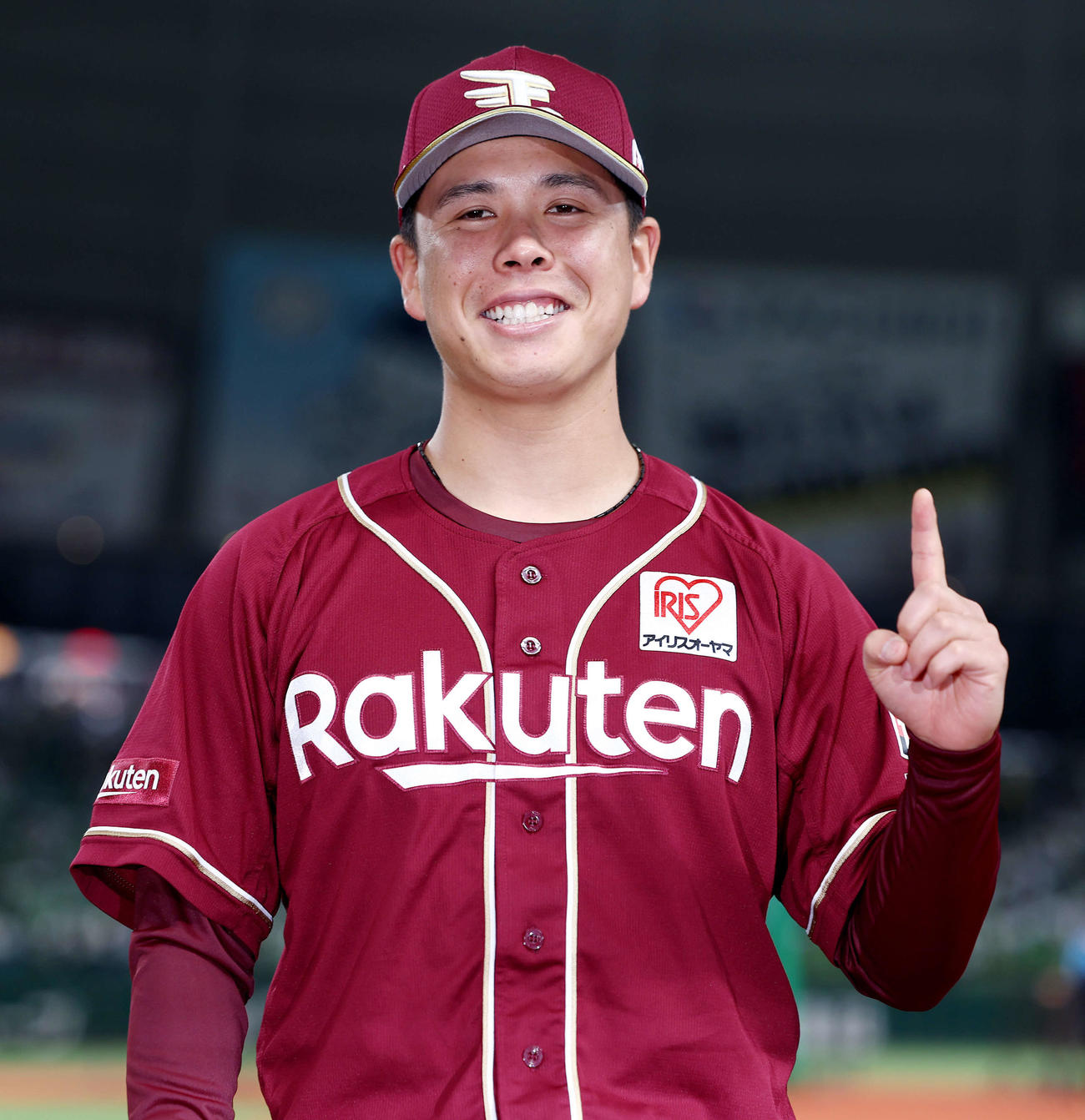 西武対楽天　今季初勝利を挙げ、笑顔で写真に納まる楽天藤井（撮影・河田真司）