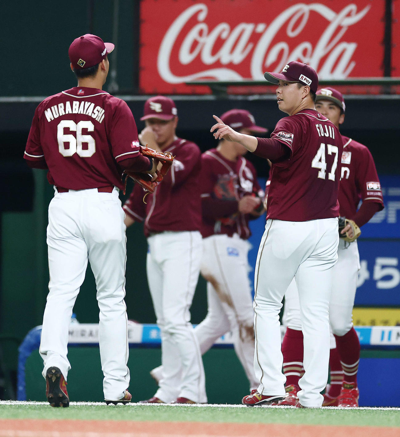 西武対楽天　3回裏を抑え、ナインを迎える藤井（右）（撮影・河田真司）