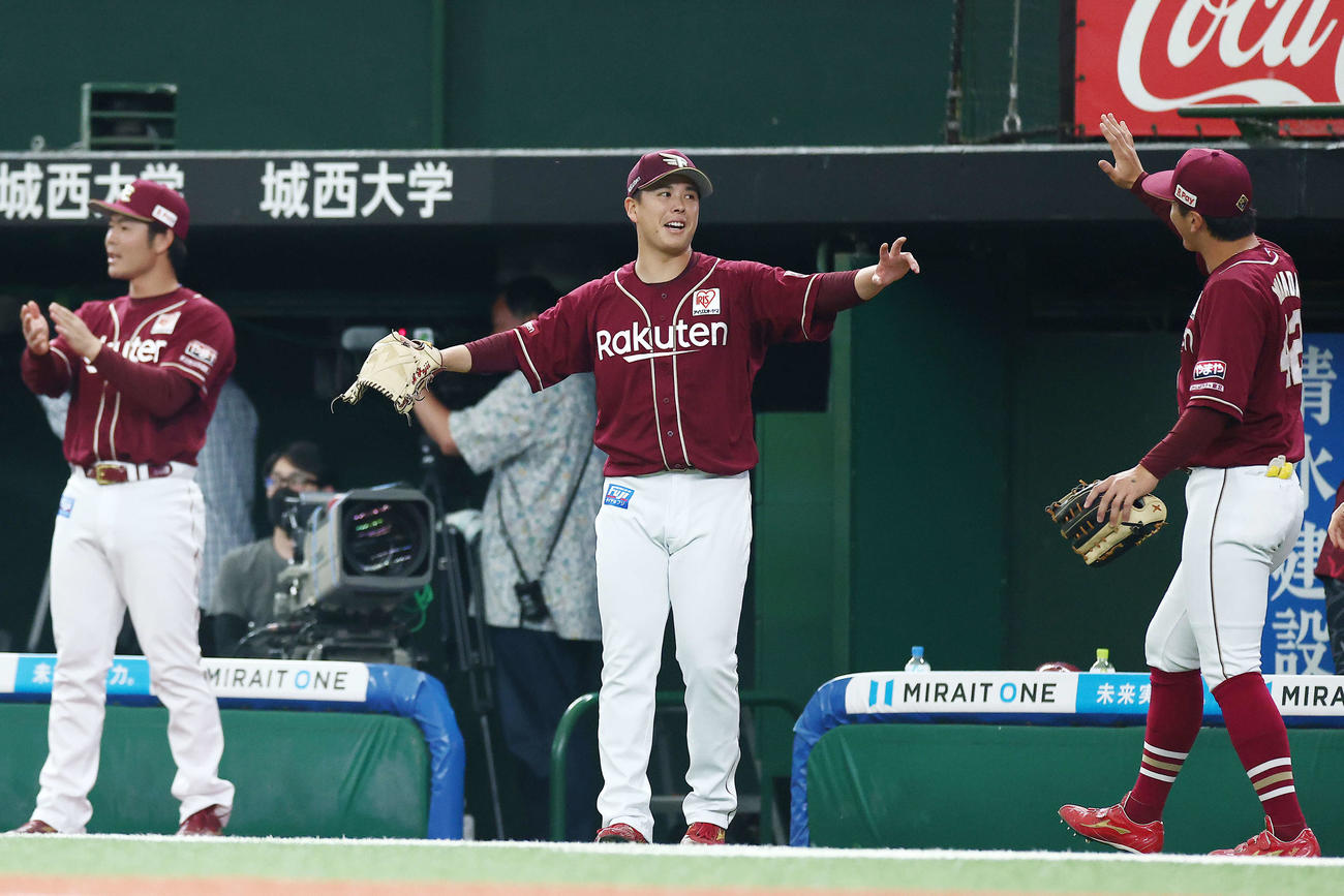 西武対楽天　1回裏を抑え、笑顔でナインを迎える藤井（中央）（撮影・河田真司）