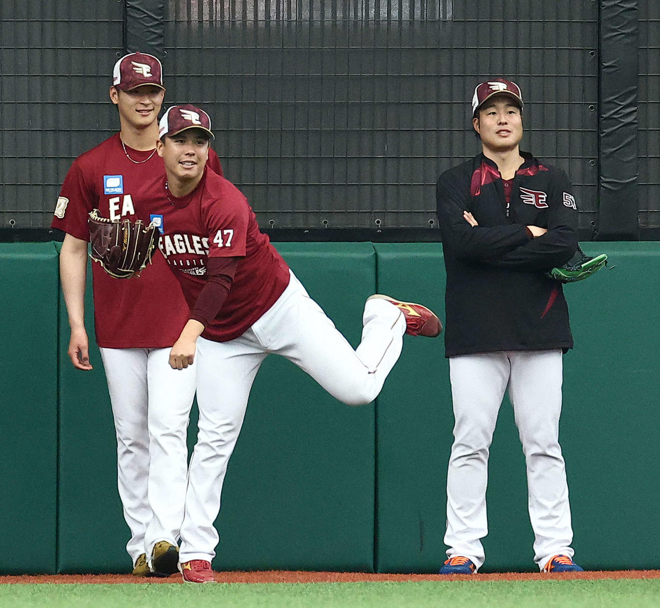 西武対楽天　試合前、練習に臨む楽天藤井（手前）。後方左から内、滝中（撮影・河田真司）