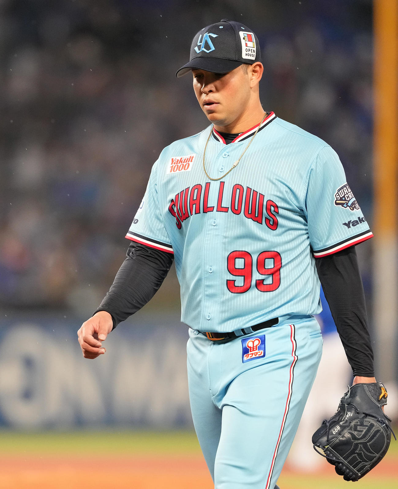 ヤクルト対DeNA 1回表に3失点し、浮かない表情でベンチへ戻るヤクルト・ヤフーレ（撮影・鈴木みどり）