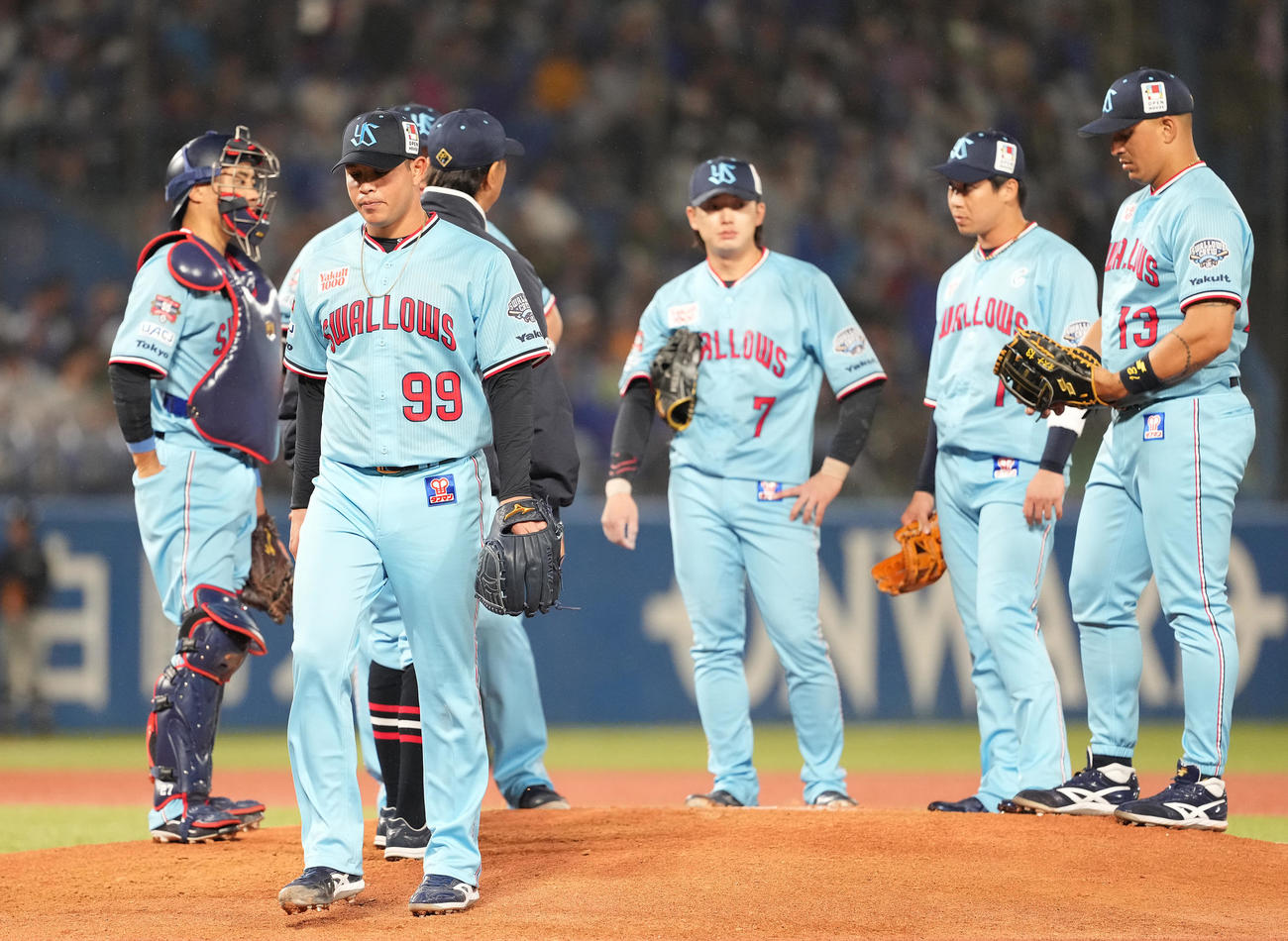 ヤクルト対DeNA 2回表途中で降板するヤクルト先発のヤフーレ（左手前）（撮影・鈴木みどり）