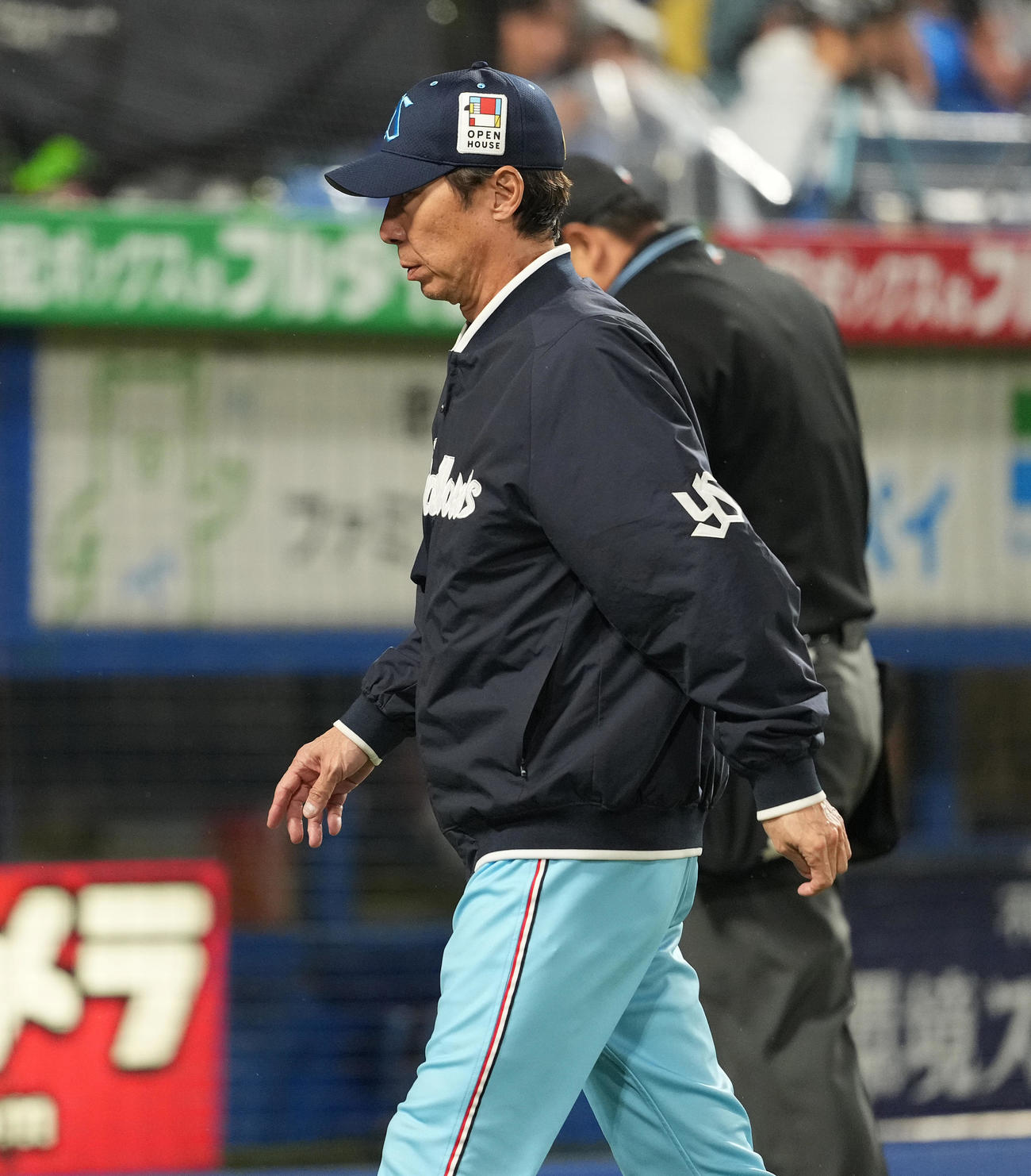 ヤクルト対DeNA 2回表途中で先発ヤフーレの降板を告げベンチへ戻るヤクルト高津監督（撮影・鈴木みどり）