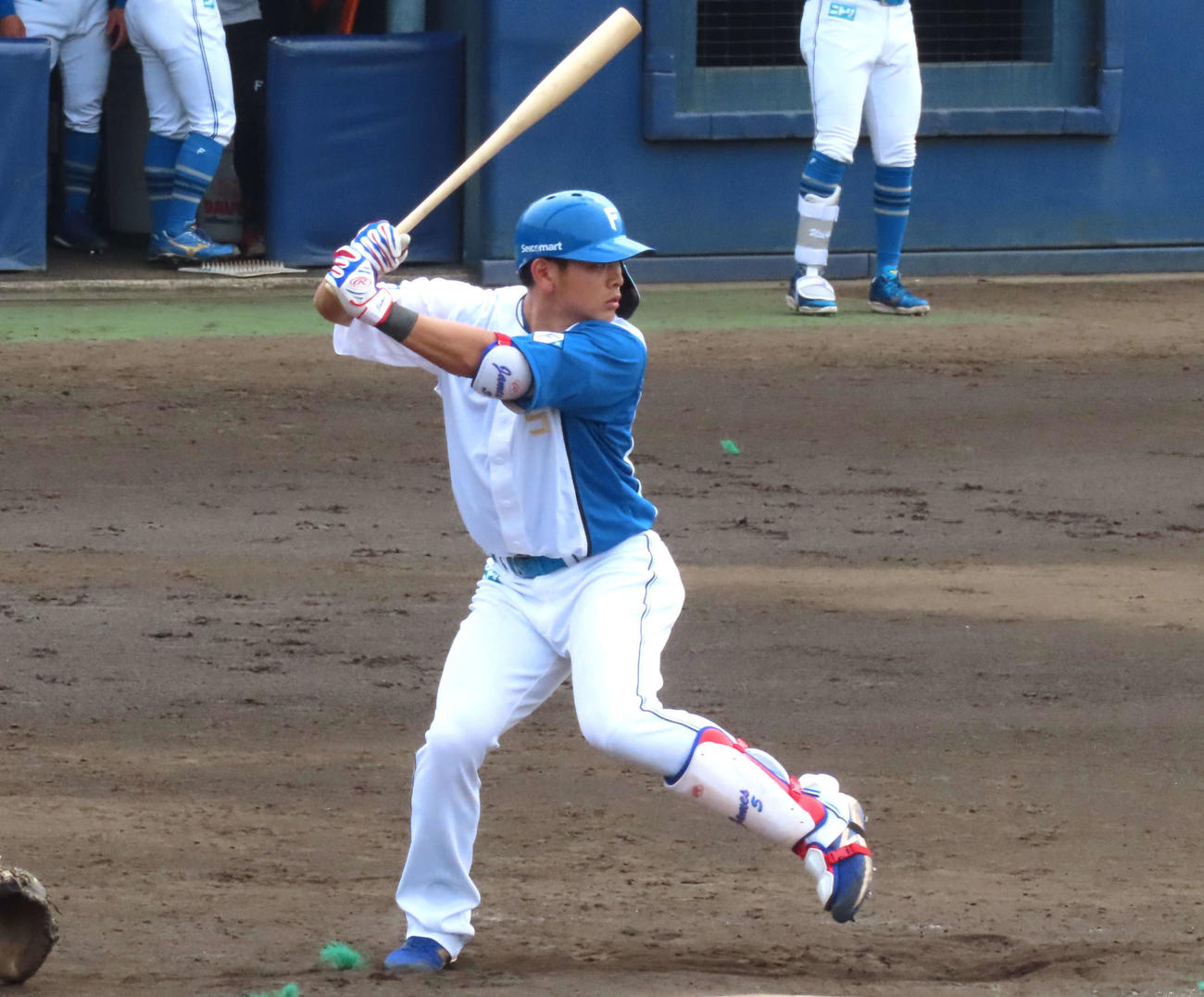 日本ハム対オイシックス　5回裏日本ハム無死、左中間へ二塁打を放った日本ハム野村（撮影・黒須亮）