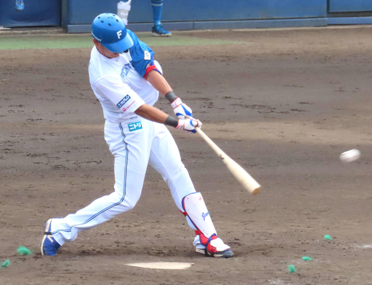 日本ハム対オイシックス　5回裏日本ハム無死、左中間へ二塁打を放った日本ハム野村（撮影・黒須亮）