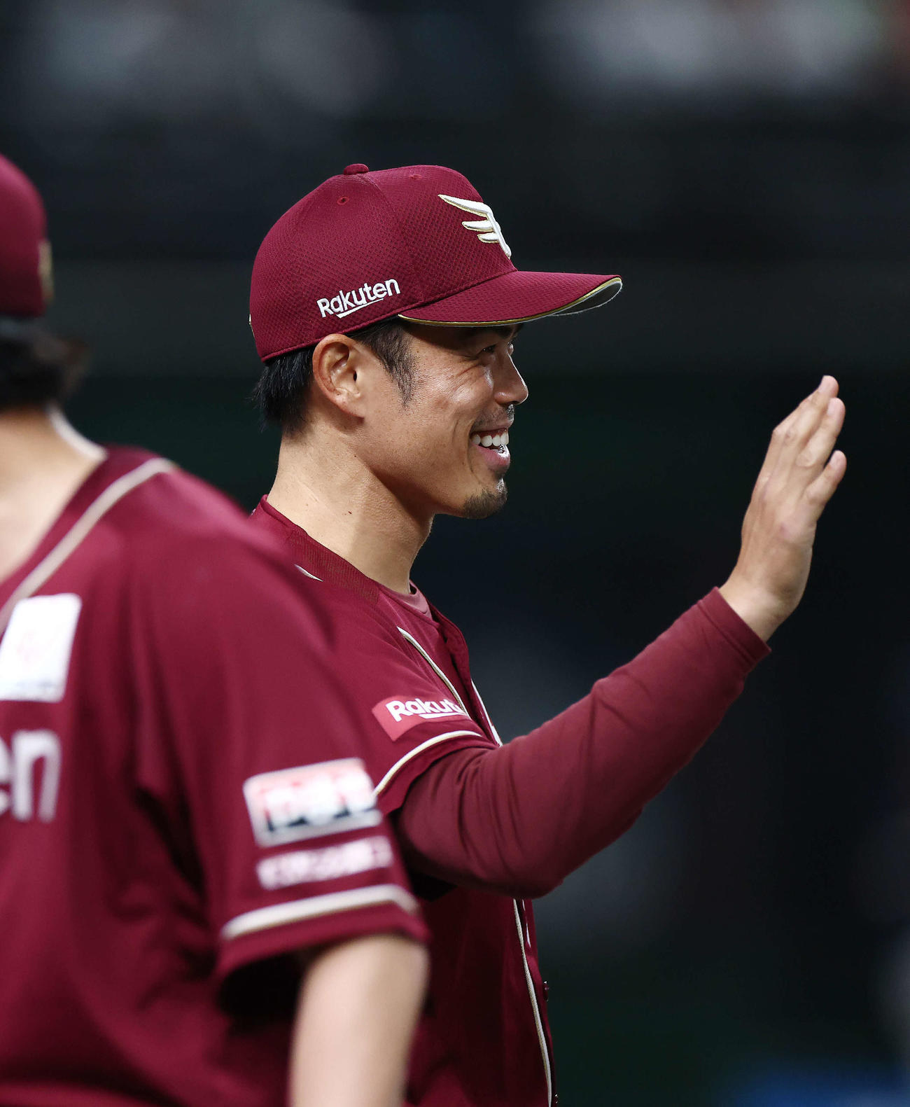 西武対楽天　西武に勝利し、笑顔でナインを迎える楽天今江監督（撮影・河田真司）