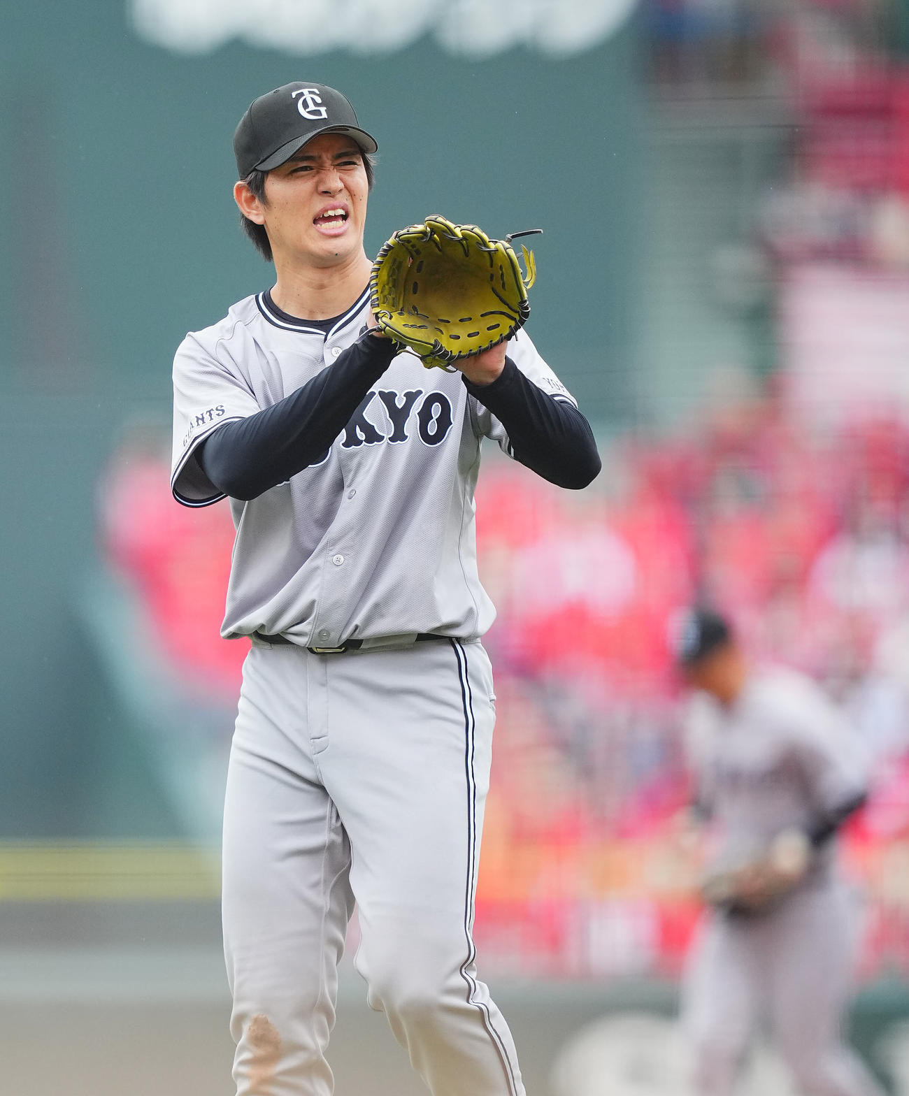 広島対巨人　2回裏の登板を終え申し訳なそうな表情を見せる巨人先発の高橋礼（撮影・垰建太）