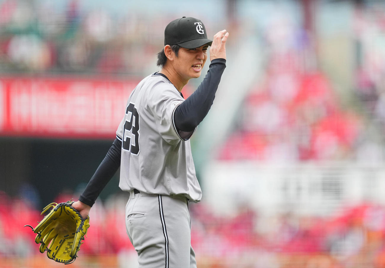 広島対巨人　2回裏の登板を終え申し訳なそうな表情を見せる巨人先発の高橋礼（撮影・垰建太）
