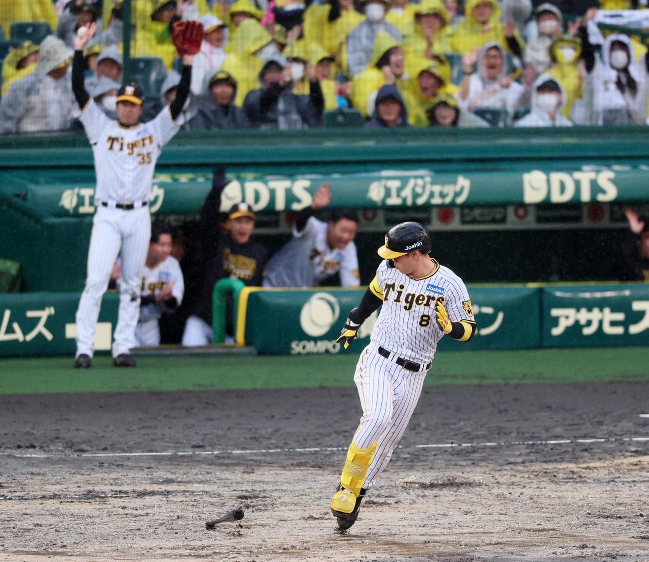 阪神対中日　6回裏阪神2死一、二塁、佐藤輝は右越え3点本塁打を放ち一塁をまわったところでバットを離す。後方左は才木（撮影・加藤哉）