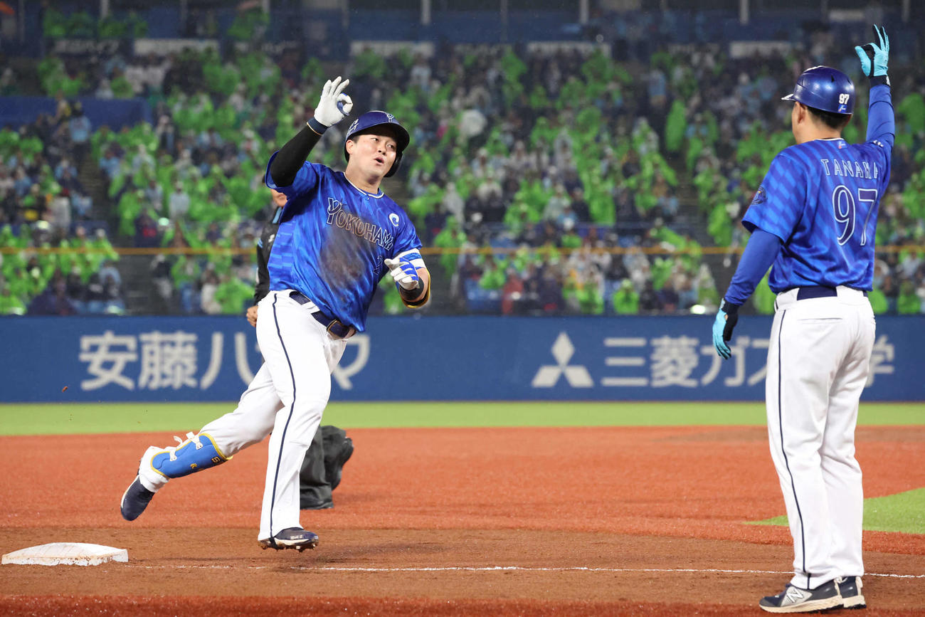 ヤクルト対DeNA 4回表DeNA無死、牧は左中間に本塁打を放ち、ポーズを決めて三塁を回る（撮影・丹羽敏通）