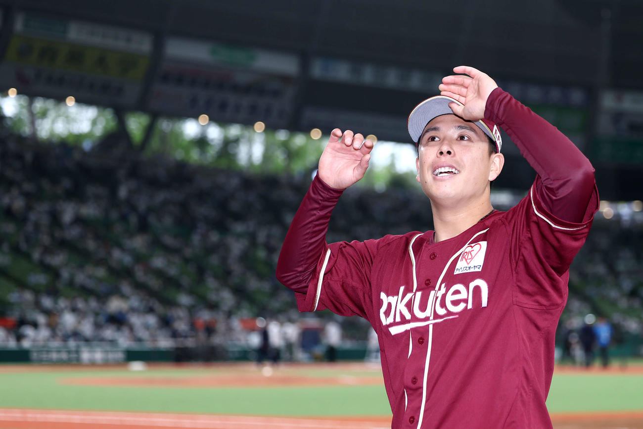 西武対楽天　今季初勝利を挙げ、笑顔で声援に応えながら引き揚げる楽天藤井（撮影・河田真司）