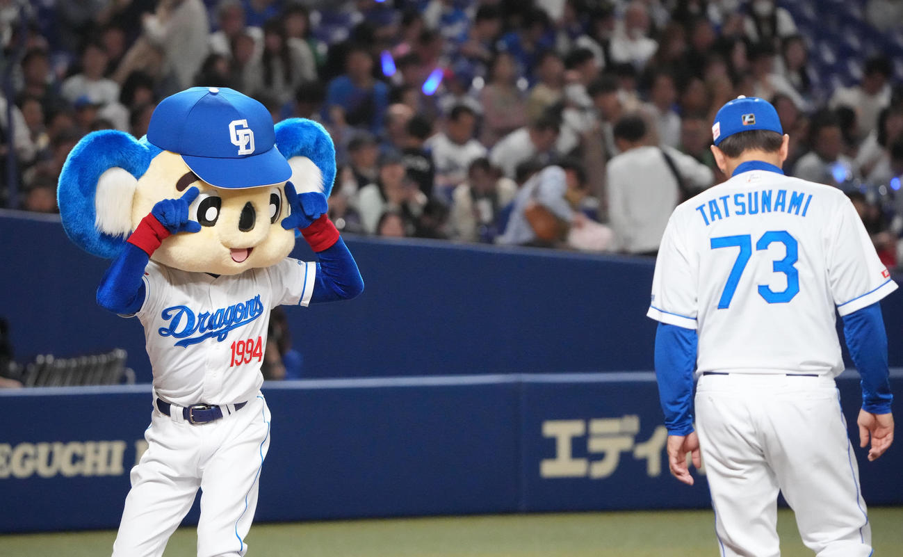 試合終了、立浪和義監督に熱視線を送るドアラ（左）（撮影・森本幸一）