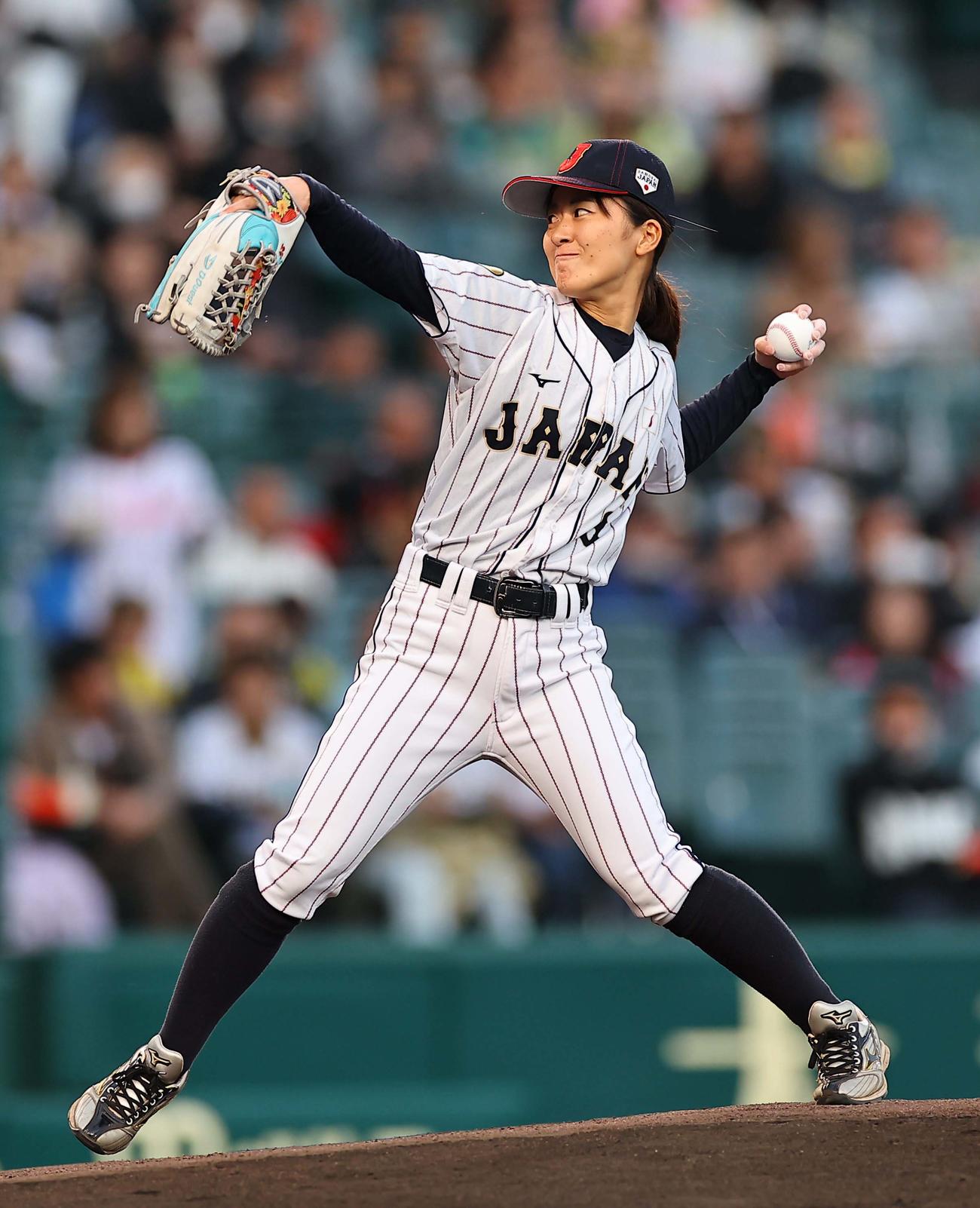 10日、始球式を務めた女子野球日本代表の三浦伊織（撮影・上田博志）