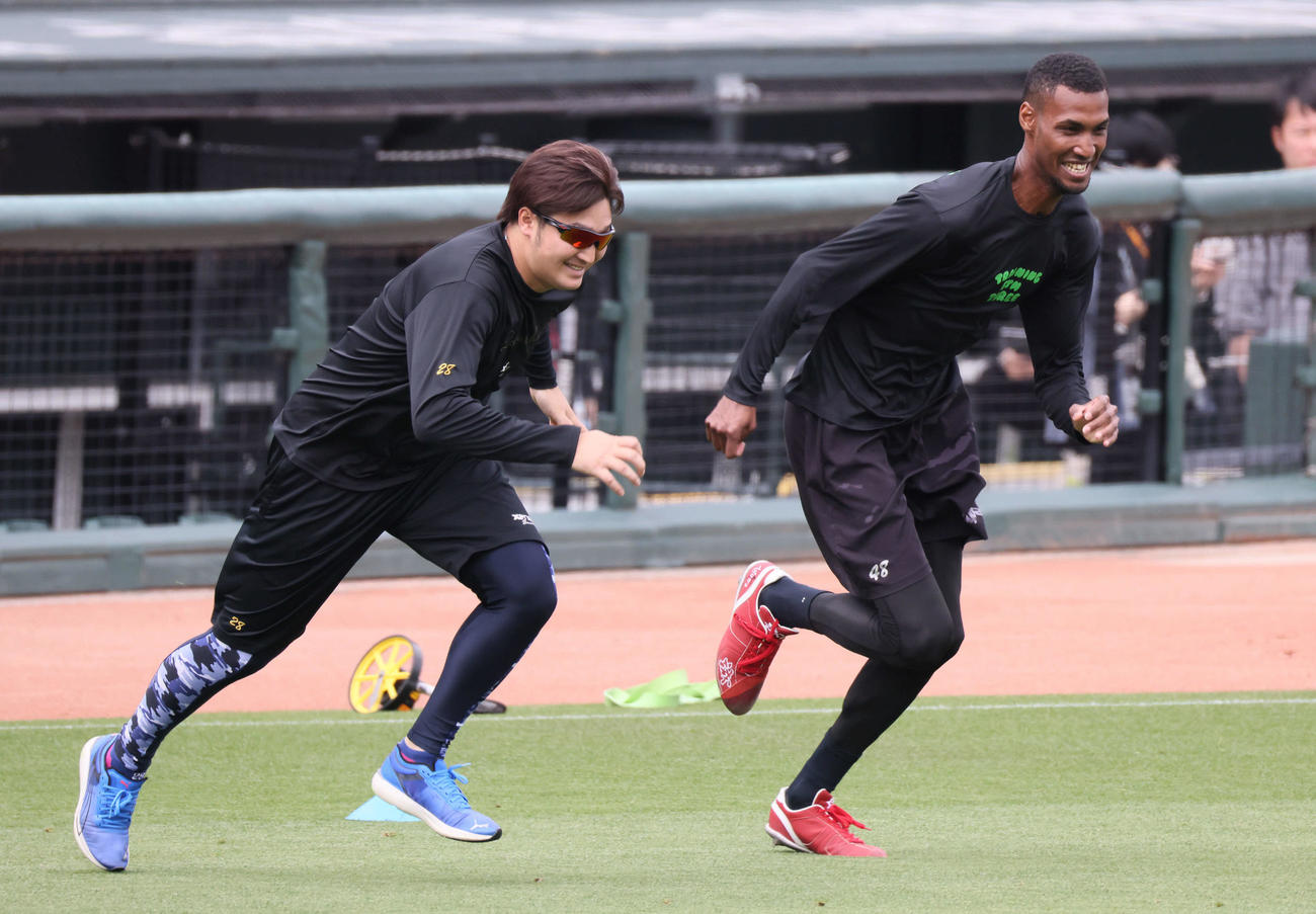 投手指名練習で、走り込む広島床田（左）とアドゥワ（撮影・加藤孝規）