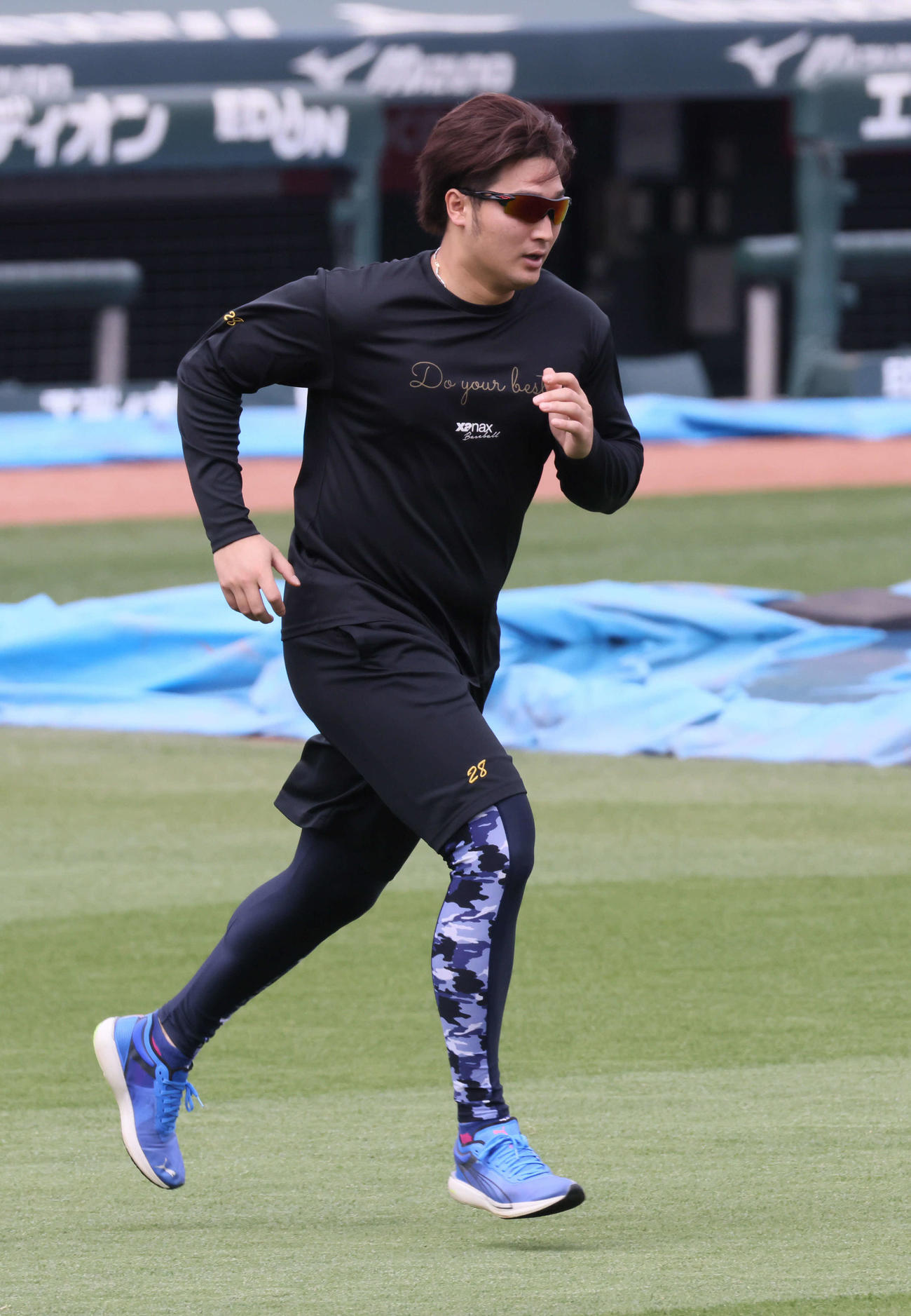 投手指名練習で、走り込む広島床田（撮影・加藤孝規）
