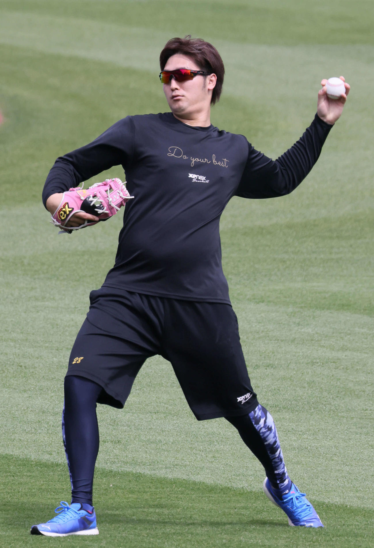 投手指名練習で、キャッチボールをする広島床田（撮影・加藤孝規）