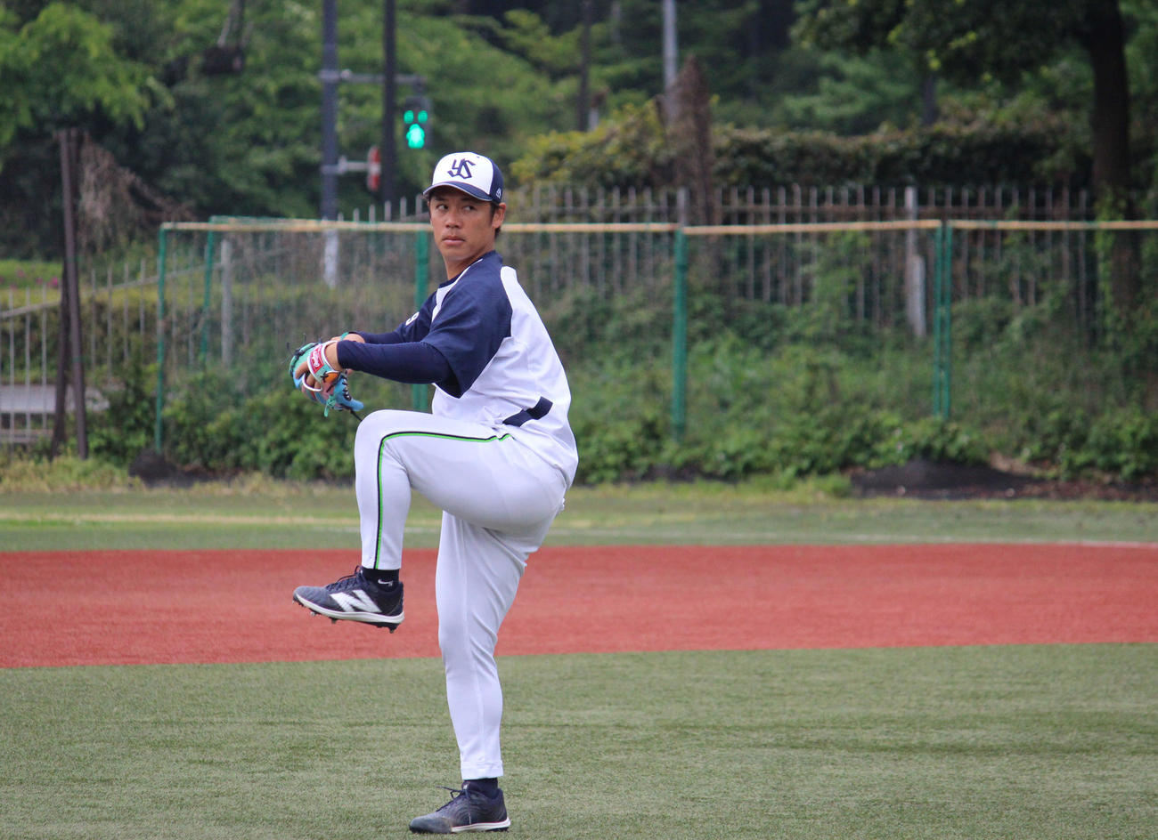 神宮外苑でキャッチボールするヤクルト小川（撮影・久保賢吾）