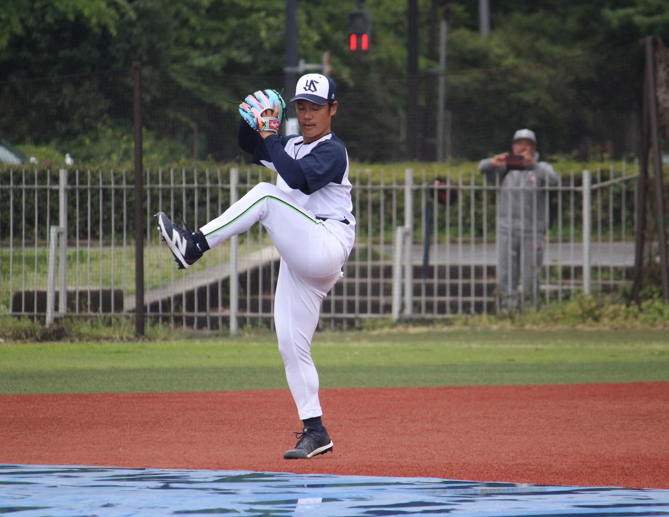 神宮外苑でキャッチボールするヤクルト小川（撮影・久保賢吾）