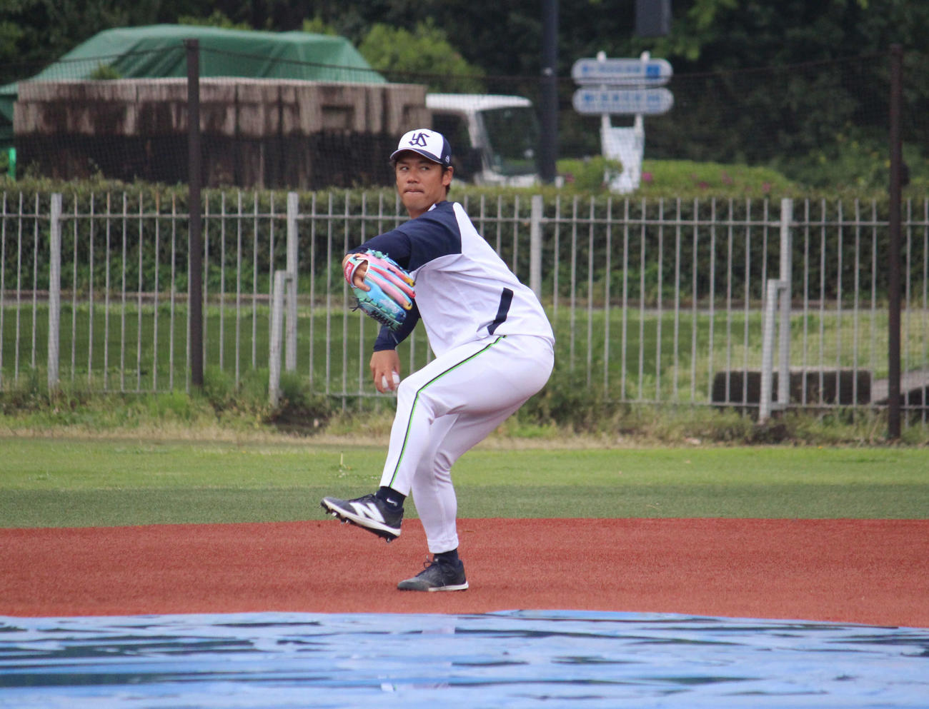 神宮外苑でキャッチボールするヤクルト小川（撮影・久保賢吾）