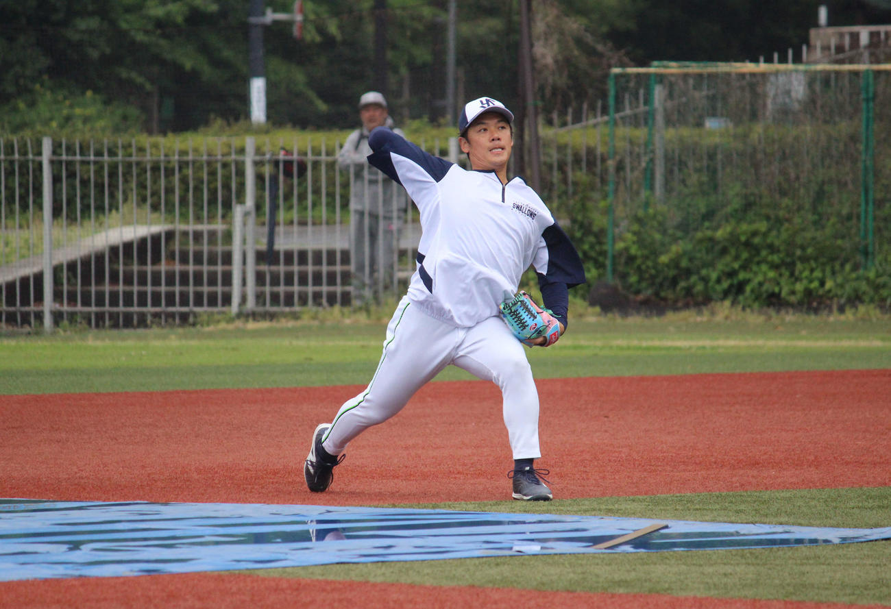 神宮外苑でキャッチボールするヤクルト小川（撮影・久保賢吾）