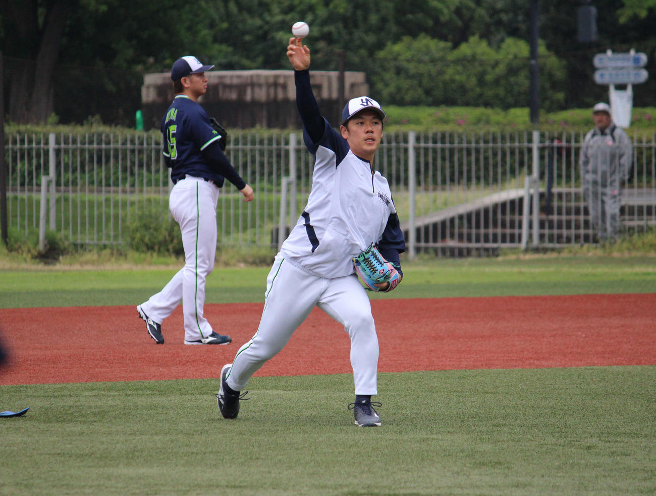 神宮外苑でキャッチボールするヤクルト小川（撮影・久保賢吾）