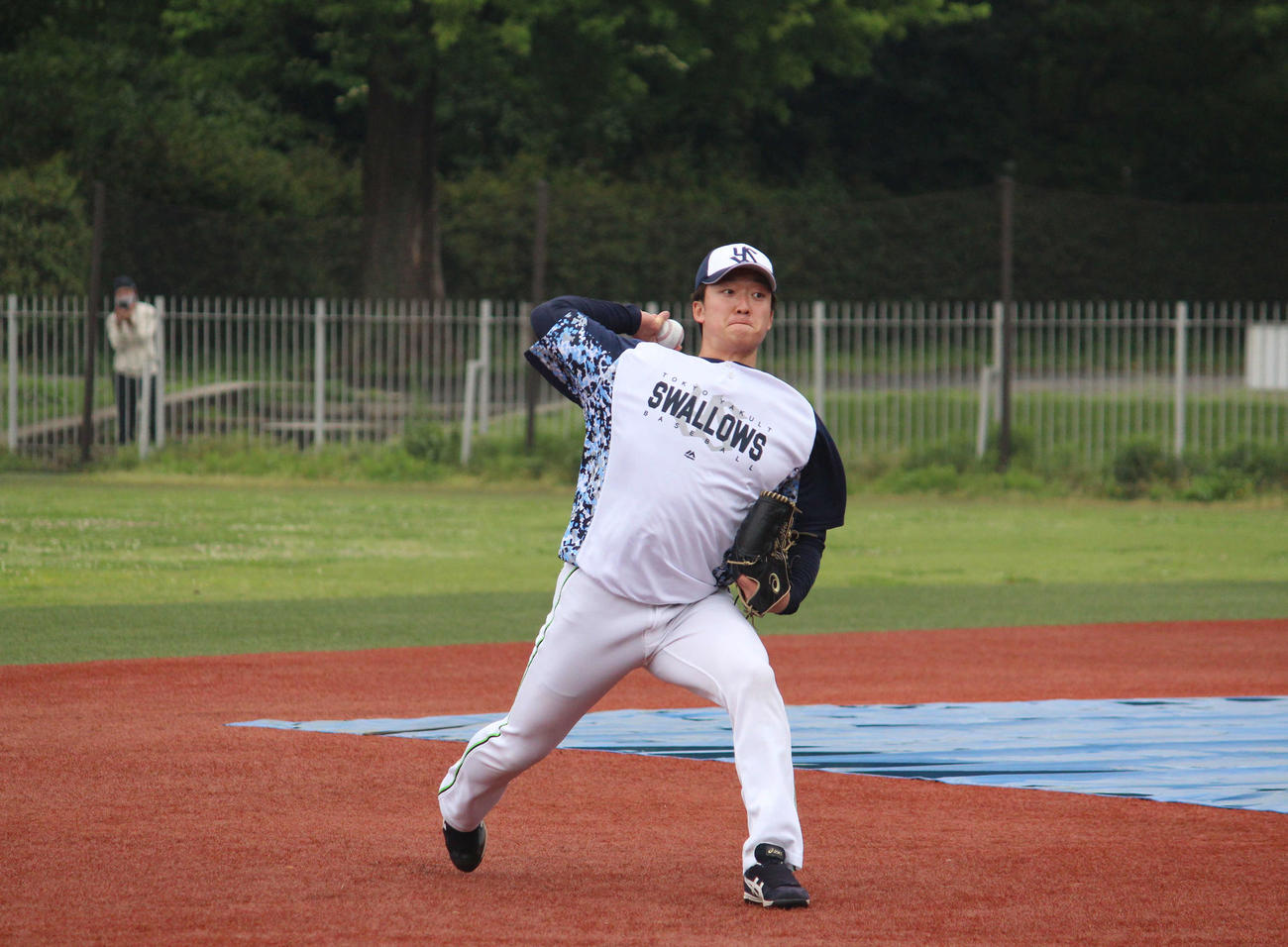 神宮外苑でキャッチボールするヤクルト吉村（撮影・久保賢吾）