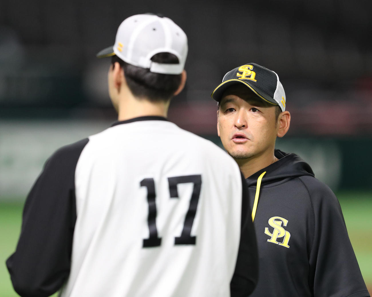 キャッチボールを終えた有原に話しかける倉野コーチ（撮影・梅根麻紀）