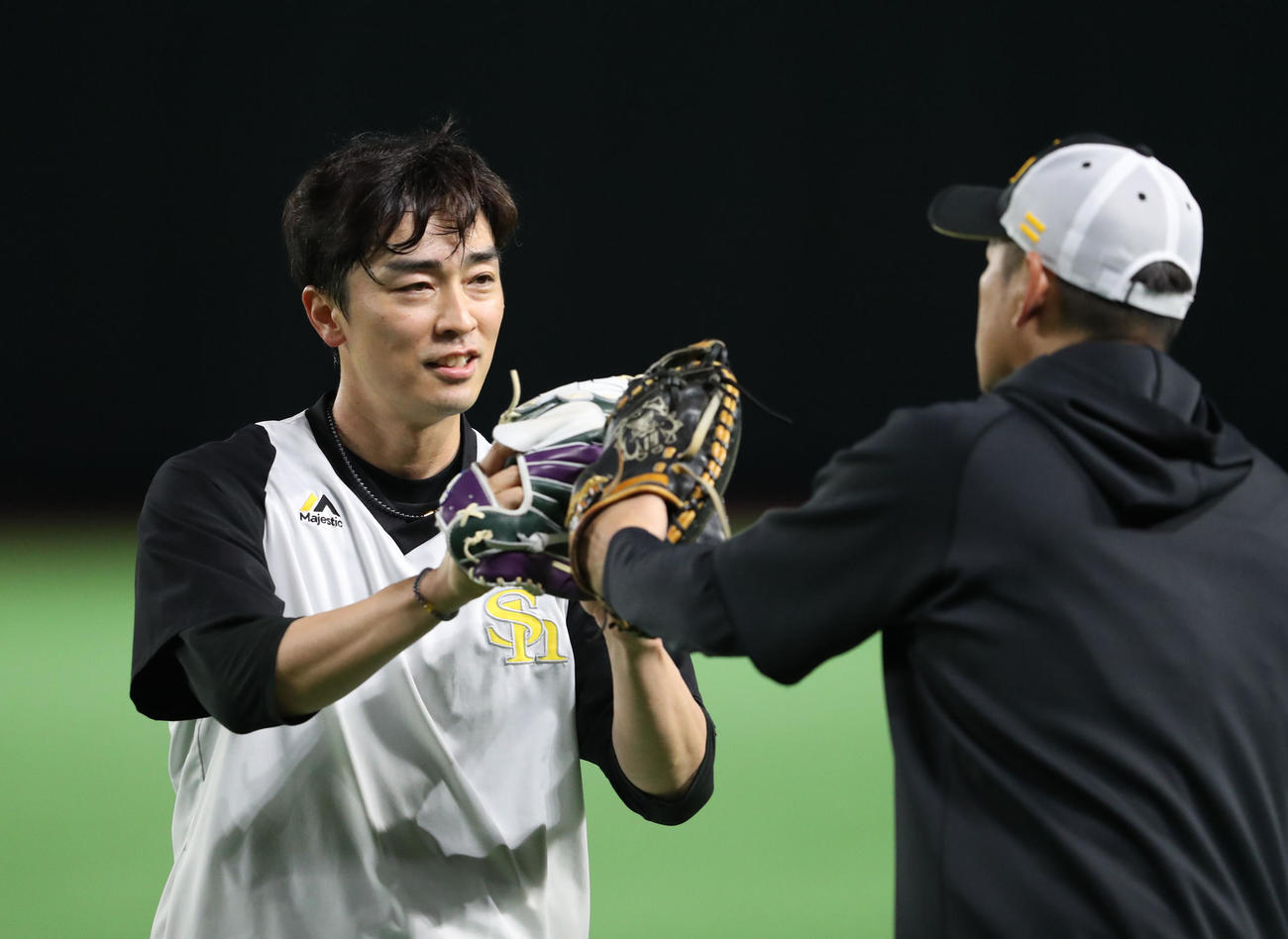キャッチボールを終えたソフトバンク和田は倉野コーチ（手前）と話をする（撮影・梅根麻紀）