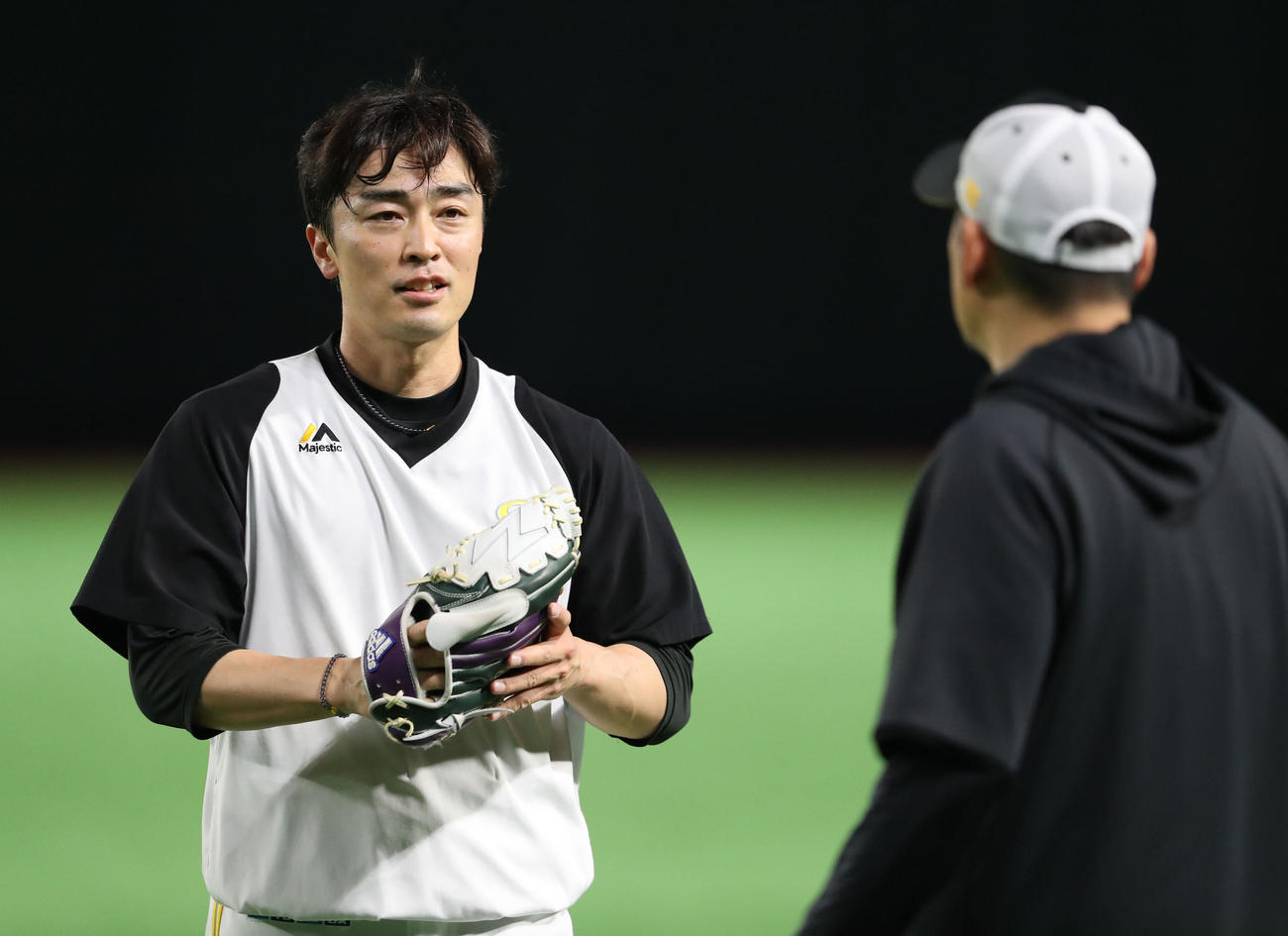 キャッチボールを終えた和田は倉野コーチ（手前）と話をする（撮影・梅根麻紀）