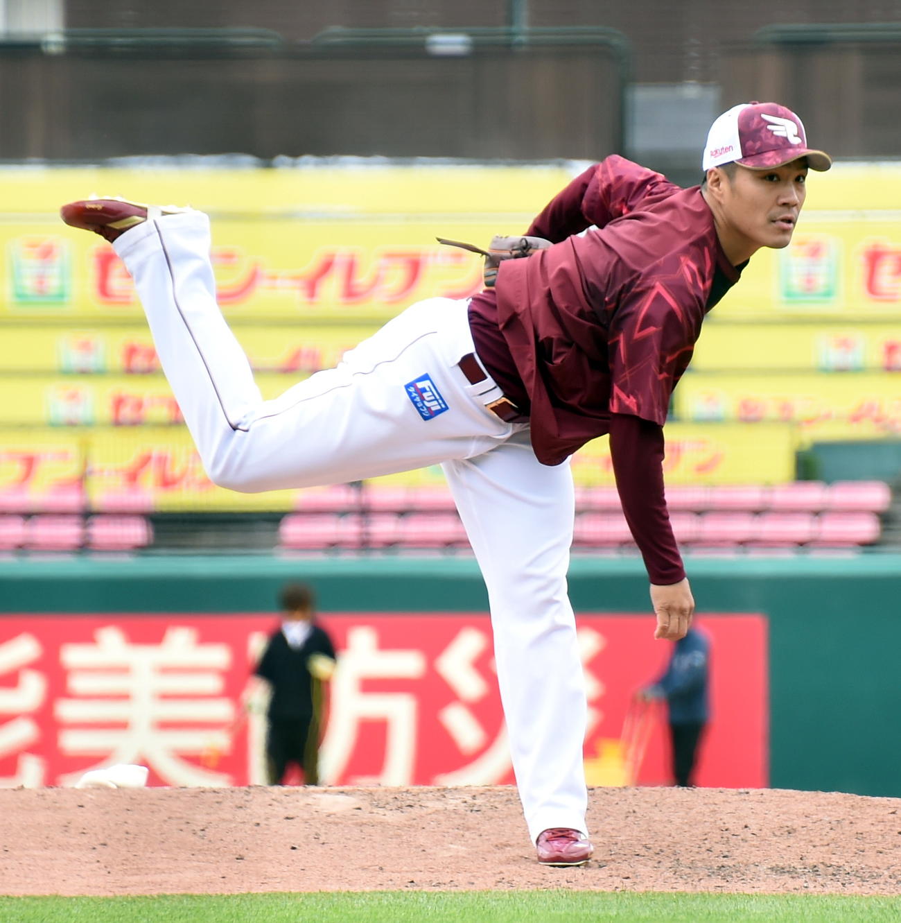 投球練習する楽天則本（撮影・山田愛斗）