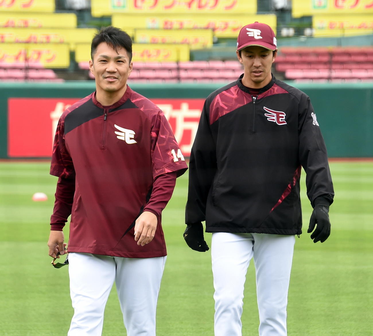 練習中に話し込む楽天則本（左）と岸（撮影・山田愛斗）