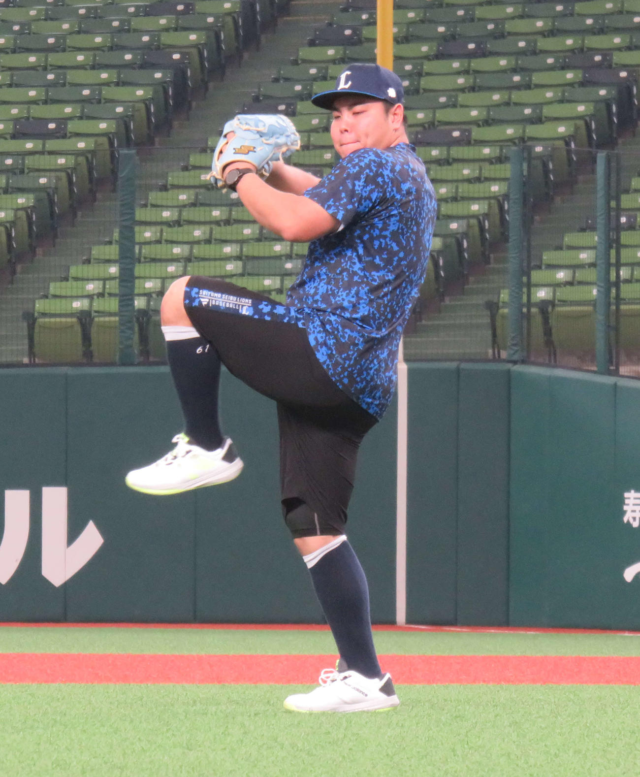 キャッチボールする西武平良