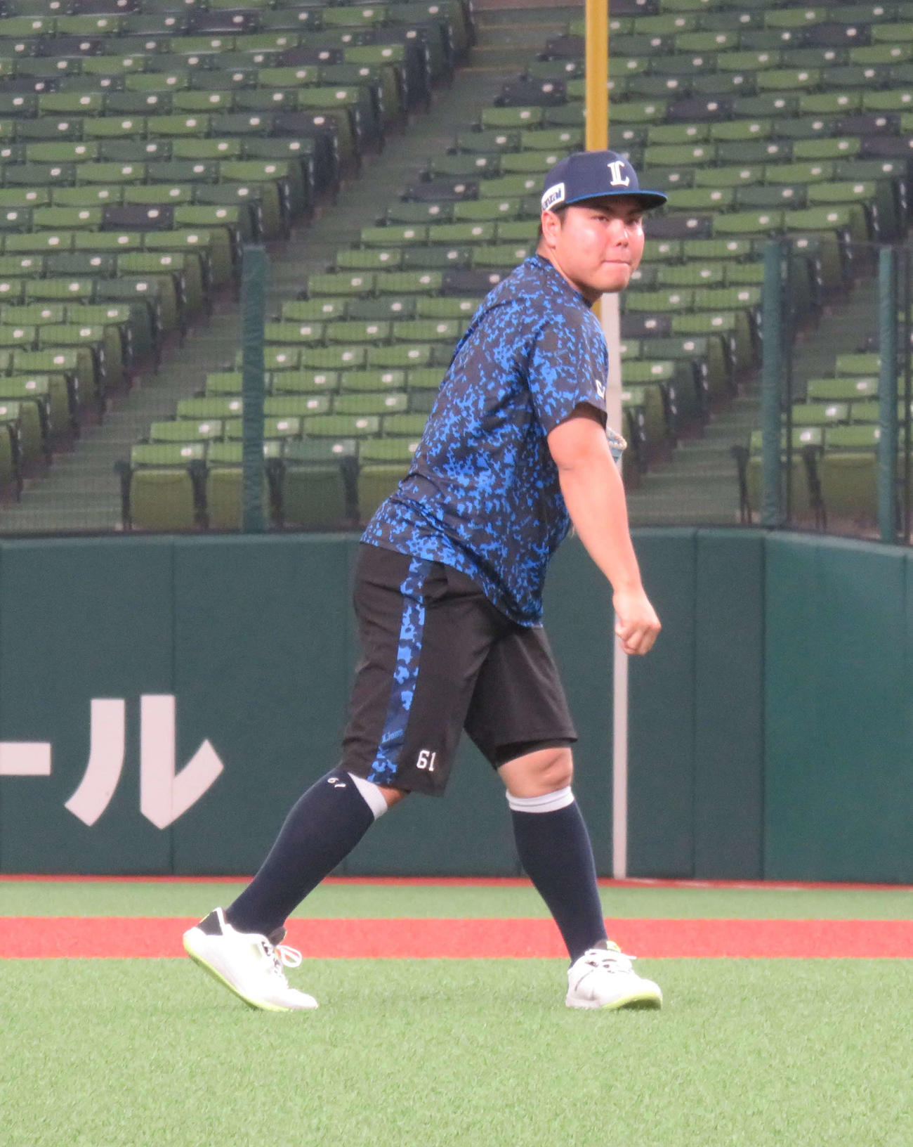 キャッチボールする西武平良