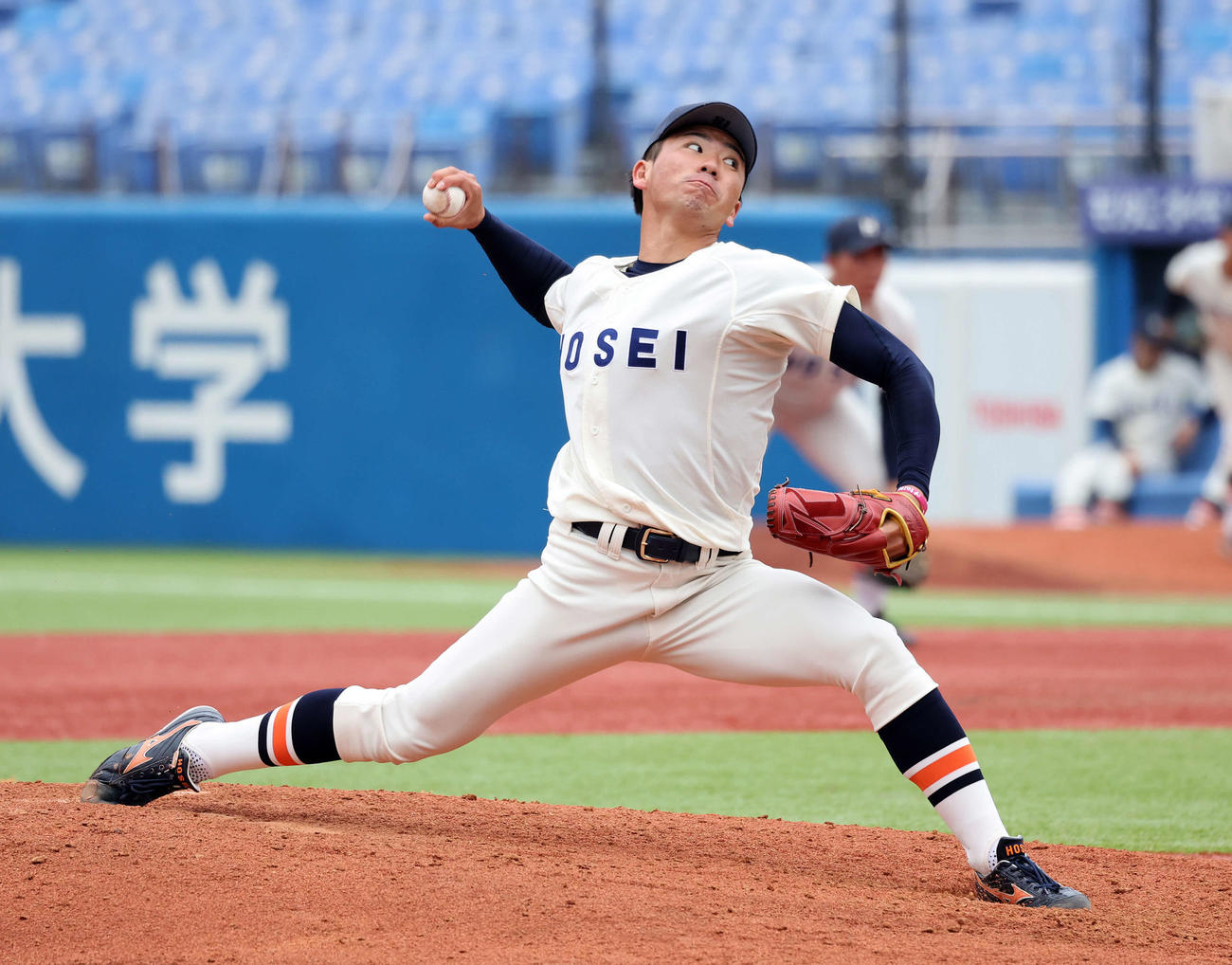 立大対法大　力投する法大先発の篠木（撮影・鈴木正人）