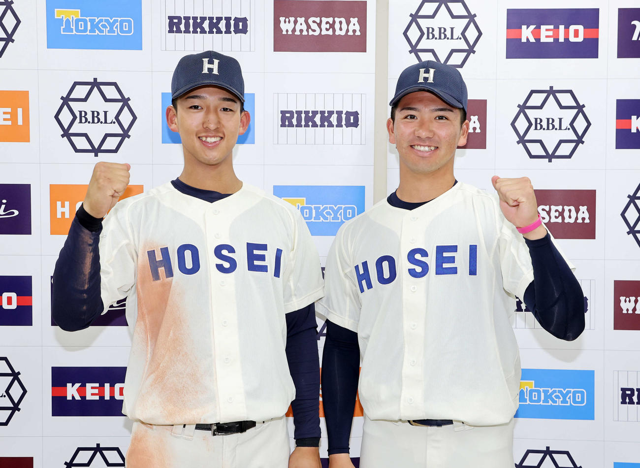 立大対法大　勝利し笑顔でガッツポーズする法大・松下（左）と篠木（撮影・鈴木正人）