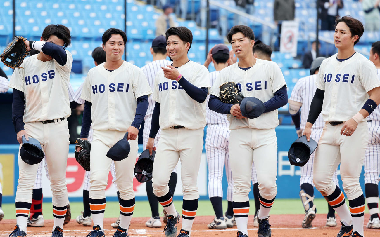 立大対法大　勝利し笑顔を見せる法大・篠木（中央）（撮影・鈴木正人）