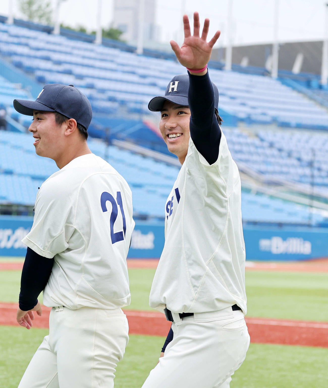 立大対法大　勝利し応援席に手を振る法大・篠木（右）（撮影・鈴木正人）