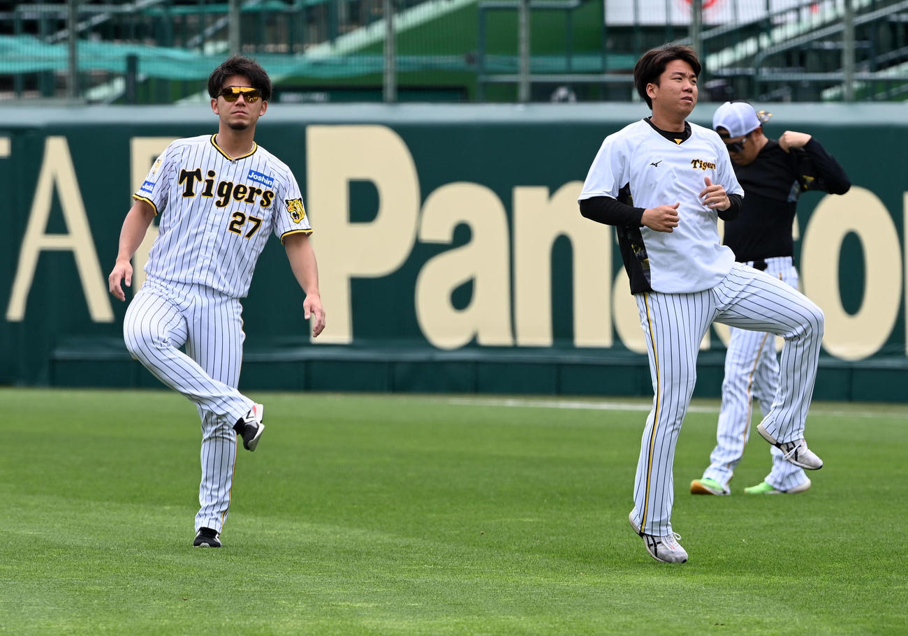 練習で軽快な動きを見せる伊藤将（左）と村上（撮影・前岡正明）