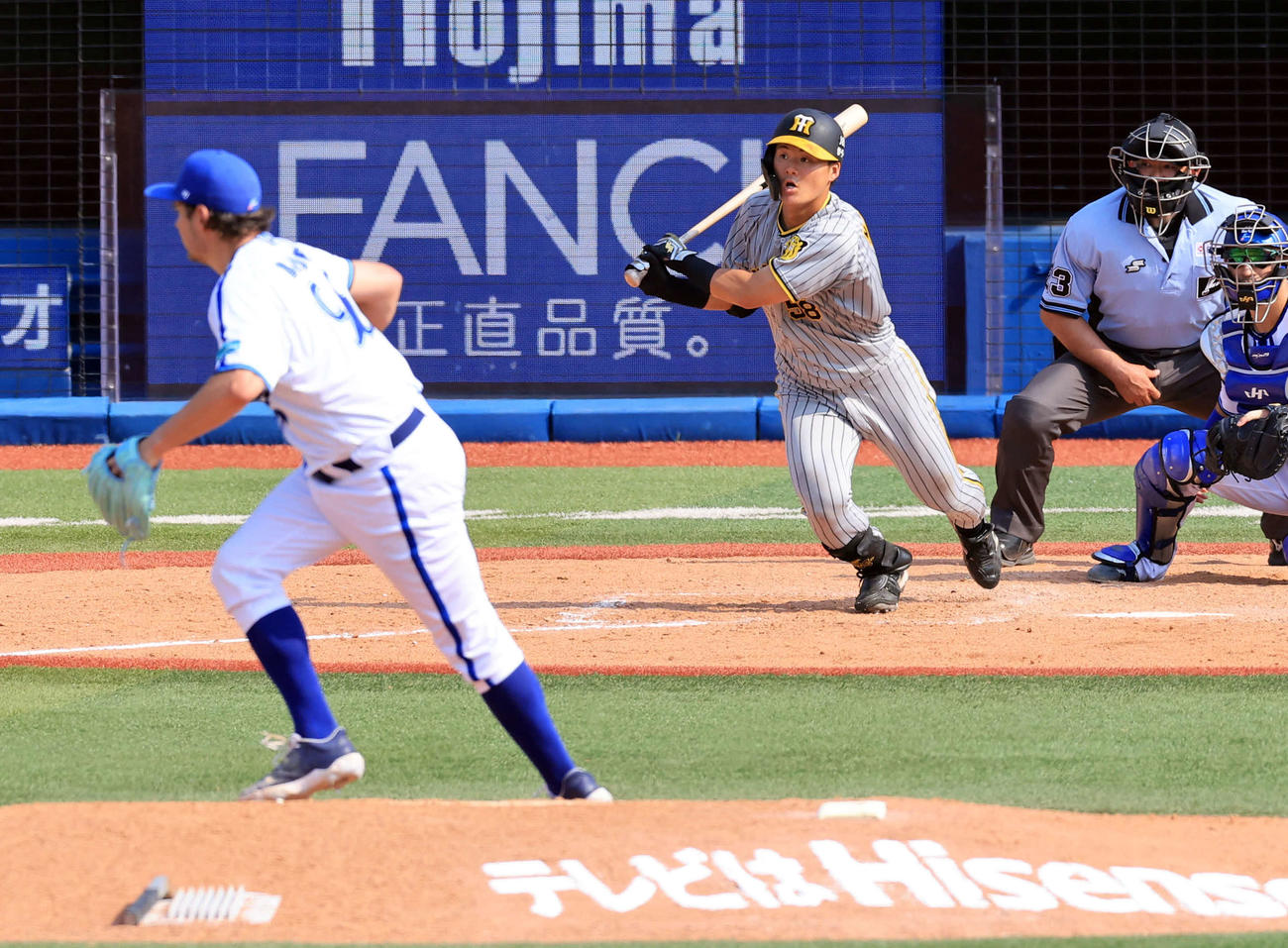 DeNA対阪神　5回表阪神2死一、二塁、前川は右適時打を放つ。投手バウアー（2023年6月25日撮影）